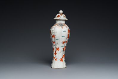 Vase couvert en porcelaine de Chine famille rose &agrave; d&eacute;cor de poissons en rouge de fer et grisaille, Yongzheng