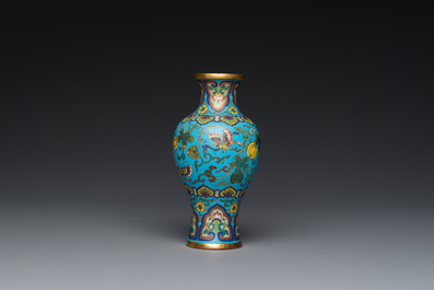 Een zeer mooie Chinese cloisonn&eacute; vaas met turquoise fondkleur, Qianlong