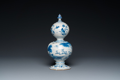 Tirelire de forme double gourde en fa&iuml;ence de Delft en bleu et blanc, dat&eacute;e 1732