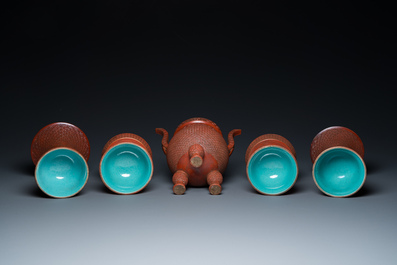 Garniture d'autel de cinq pi&egrave;ces en porcelaine de Chine en imitation de laque rouge, marque de Qianlong, 19&egrave;me