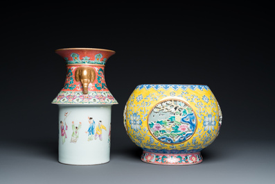 Een tweedelige en draaibare opengewerkte Chinese famille rose vaas, Qianlong merk, 20e eeuw