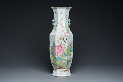 Vase de forme octogonale en porcelaine de Chine qianjiang cai, sign&eacute; Wang Baowen 汪保文, dat&eacute; 1899