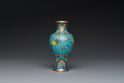 Tr&egrave;s beau vase en &eacute;maux cloisonn&eacute;s &agrave; fond turquoise, Chine, Qianlong