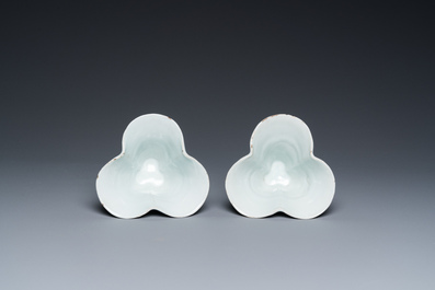 Paire de gobelets ajour&eacute;s et &agrave; double parois en porcelaine de Chine en bleu et blanc &agrave; d&eacute;cor de rinceaux de lotus de style Ming, Qianlong