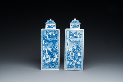 Een paar Chinese vierkante blauw-witte dekselvazen met verhalende decors, Kangxi
