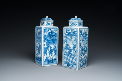 Paire de vases couverts de forme carr&eacute;e en bleu et blanc aux d&eacute;cors narratifs, Kangxi