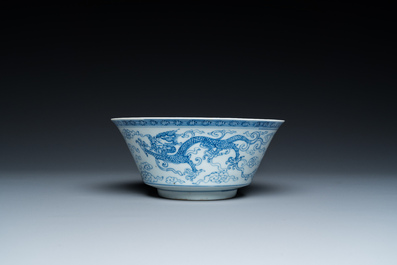 Bol en porcelaine de Chine en bleu et blanc &agrave; d&eacute;cor de dragons, marque de Yongzheng, 19/20&egrave;me