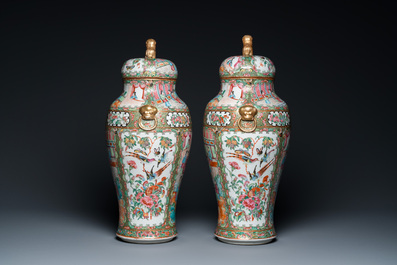 Paire de vases couverts en porcelaine de Chine famille rose, 19&egrave;me
