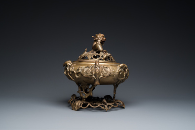 Grand br&ucirc;le-parfum tripod et son couvercle ajour&eacute; sur socle en bronze, Chine, 19&egrave;me