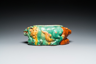 Een Chinese sancai-geglazuurde neksteun met drie leeuwen, Ming