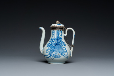 Th&eacute;i&egrave;re couverte en porcelaine de Chine en bleu et blanc &agrave; monture en argent, Kangxi