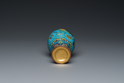 Tr&egrave;s beau vase en &eacute;maux cloisonn&eacute;s &agrave; fond turquoise, Chine, Qianlong