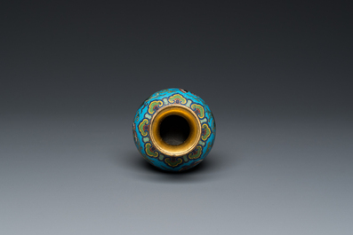 Tr&egrave;s beau vase en &eacute;maux cloisonn&eacute;s &agrave; fond turquoise, Chine, Qianlong