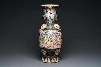A Chinese Nanking famille rose vase with battle scenes, 19th C.