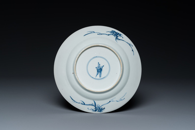 Een Chinees blauw-wit 'Acht paarden van Mu Wang' bord, Kangxi