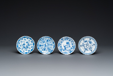 Twaalf Chinese blauw-witte schotels en acht koppen, Kangxi