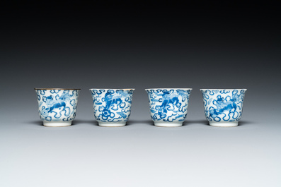 Quatre tasses sur leur plateau en porcelaine de Chine en bleu et blanc, marque Shun Li Kun Ji, 19&egrave;me