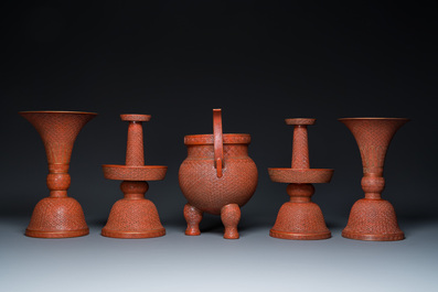Garniture d'autel de cinq pi&egrave;ces en porcelaine de Chine en imitation de laque rouge, marque de Qianlong, 19&egrave;me
