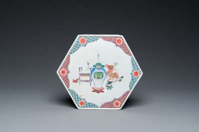 Rare socle ou support de forme hexagonale en porcelaine de Chine famille rose &agrave; d&eacute;cor d'antiquit&eacute;s, Yongzheng