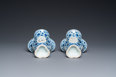 Paire de gobelets ajour&eacute;s et &agrave; double parois en porcelaine de Chine en bleu et blanc &agrave; d&eacute;cor de rinceaux de lotus de style Ming, Qianlong