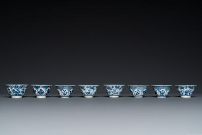Twaalf Chinese blauw-witte schotels en acht koppen, Kangxi