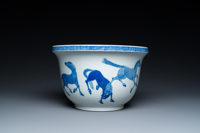 Jardini&egrave;re en porcelaine de Chine en bleu et blanc &agrave; d&eacute;cor de 'Huit chevaux de Mu Wang', marque de Kangxi, 19/20&egrave;me