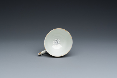 Tasse et soucoupe en porcelaine de Chine famille rose &agrave; sujet europ&eacute;en, Qianlong