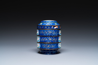 Quatre pi&egrave;ces en &eacute;maux de Canton &agrave; fond bleu, Chine, Qianlong/Jiaqing