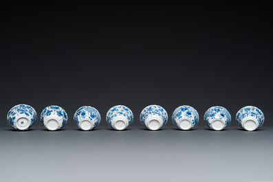 Douze soucoupes et huit tasses en porcelaine de Chine en bleu et blanc, Kangxi