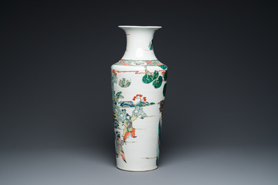 Een fraaie Chinese famille verte rouleau vaas met verhalend decor, 19e eeuw