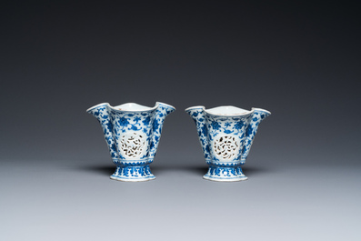 Paire de gobelets ajour&eacute;s et &agrave; double parois en porcelaine de Chine en bleu et blanc &agrave; d&eacute;cor de rinceaux de lotus de style Ming, Qianlong