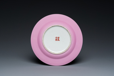 Een Chinees monochroom roze-geglazuurd bord, Jing Yuan Tang Zhi 静远堂製 merk, 19e eeuw