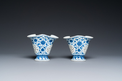 Paire de gobelets ajour&eacute;s et &agrave; double parois en porcelaine de Chine en bleu et blanc &agrave; d&eacute;cor de rinceaux de lotus de style Ming, Qianlong