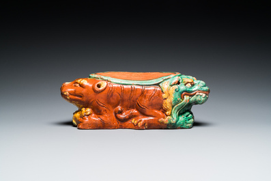 Een Chinese sancai-geglazuurde neksteun met drie leeuwen, Ming