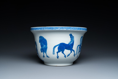 Een Chinese blauw-witte 'Acht paarden van Mu Wang' jardini&egrave;re, Kangxi merk, 19/20e eeuw