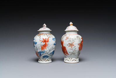 Twee Chinese blauw-witte en ijzerrode theebussen met karpers, Yongzheng