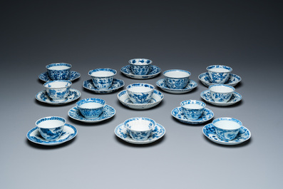 Treize tasses et soucoupes en porcelaine de Chine en bleu et blanc, Kangxi