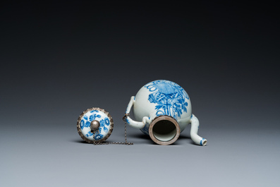 Een Chinese blauw-witte theepot met zilveren montuur, Kangxi