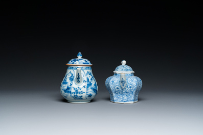 Twee Chinese blauw-witte theepotten met deksels, Kangxi