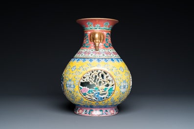 Een tweedelige en draaibare opengewerkte Chinese famille rose vaas, Qianlong merk, 20e eeuw
