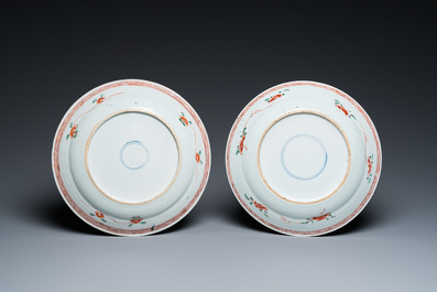 Deux plats en porcelaine de Chine famille verte &agrave; d&eacute;cor de pies et de prunus, Kangxi