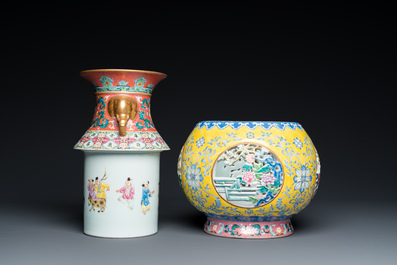 Vase &agrave; deux parties amovibles et ajour&eacute; en porcelaine de Chine famille rose, marque de Qianlong, 20&egrave;me