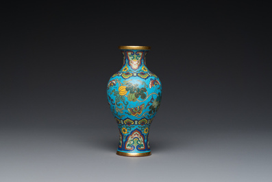 Een zeer mooie Chinese cloisonn&eacute; vaas met turquoise fondkleur, Qianlong