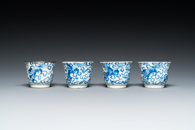 Quatre tasses sur leur plateau en porcelaine de Chine en bleu et blanc, marque Shun Li Kun Ji, 19&egrave;me