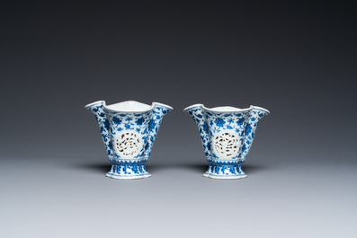 Paire de gobelets ajour&eacute;s et &agrave; double parois en porcelaine de Chine en bleu et blanc &agrave; d&eacute;cor de rinceaux de lotus de style Ming, Qianlong