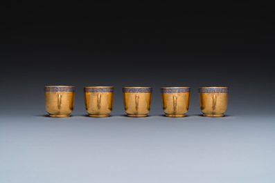 Onze soucoupes et dix tasses en porcelaine de Chine monogramm&eacute;es 'PM' sur fond dor&eacute;, Yongzheng/Qianlong