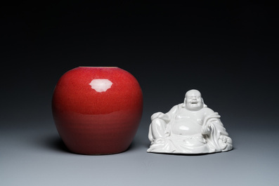 Een Chinese sang-de-boeuf geglazuurde pot, een blanc de Chine Boeddha en twee borden, 19e eeuw