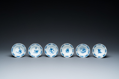 Douze tasses et soucoupes en porcelaine de Chine en bleu, blanc et famille rose, Kangxi/Yongzheng