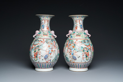 Paire de vases en porcelaine de Chine famille rose aux anses en forme d'&eacute;l&eacute;phant, 19&egrave;me