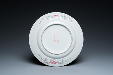 Plat en porcelaine de Chine famille rose, marque et &eacute;poque de Guangxu